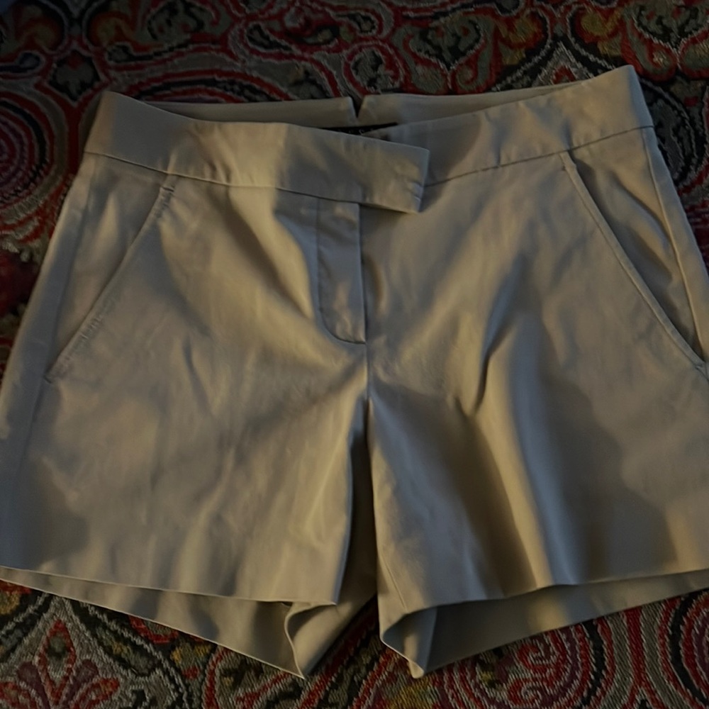 Theory shorts with eye closure - size 6